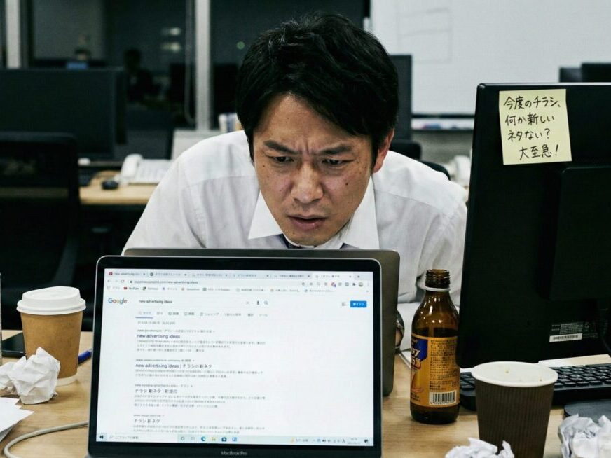 企画を考えるのに焦っている社員